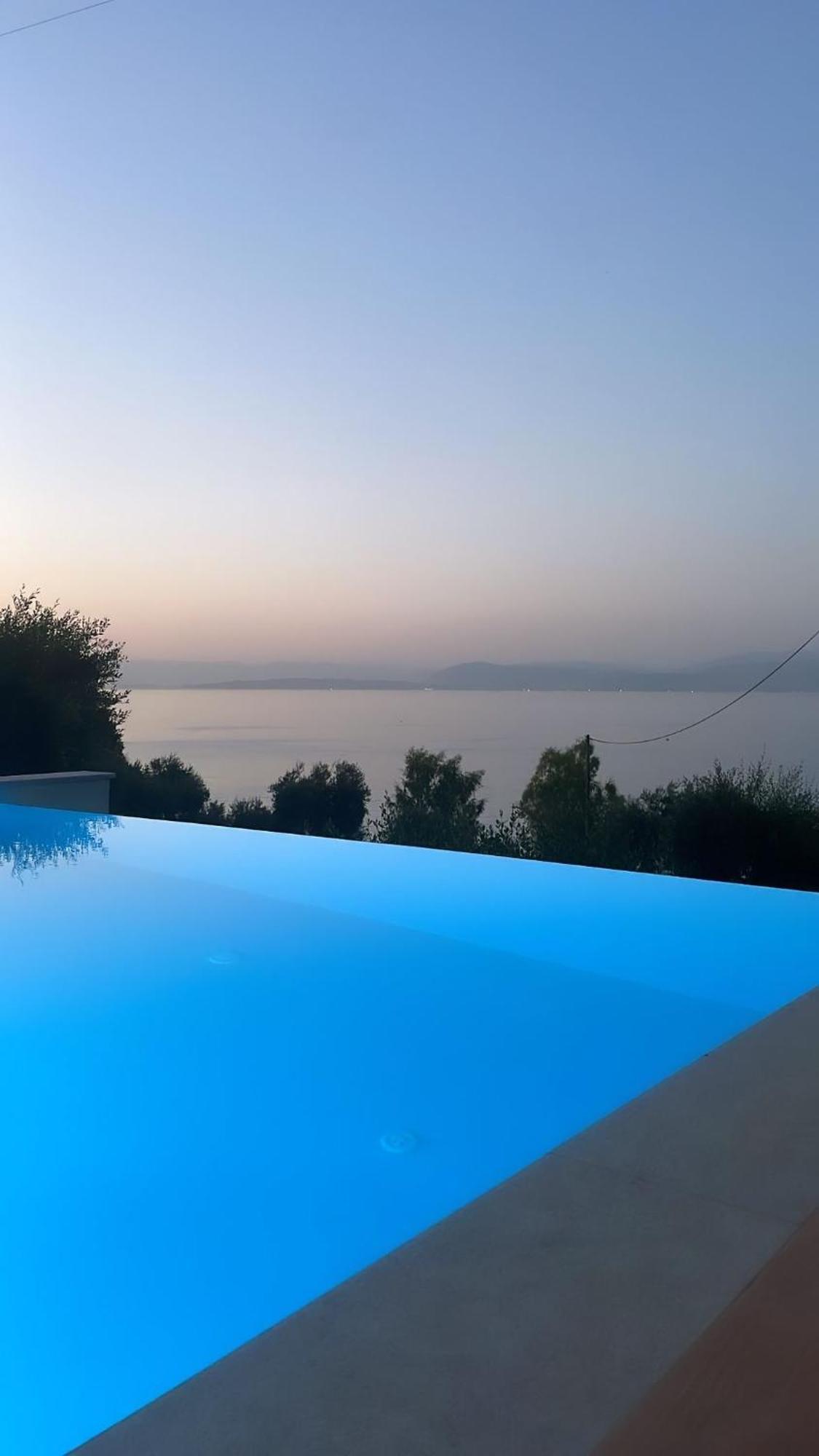 Veroniki Penthouse Deluxe Apartment Agios Ioannis Peristerion Exterior foto